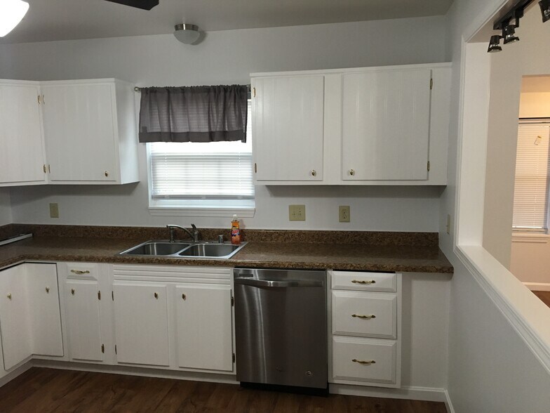 Building Photo - 211 Ecton Rd