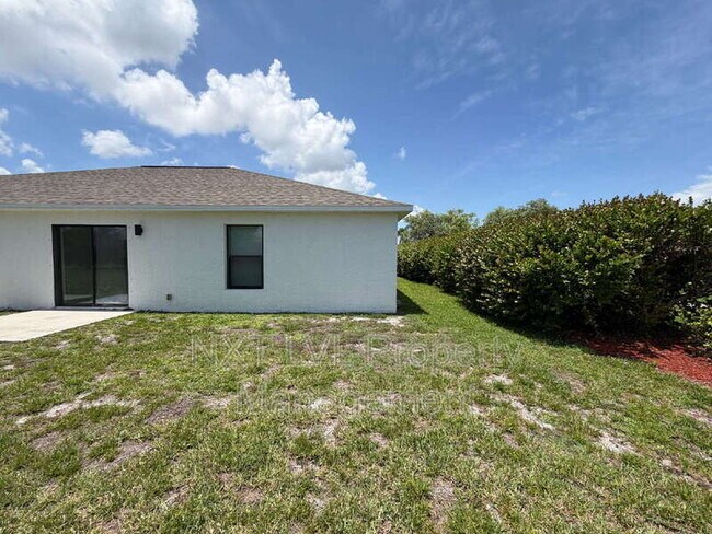 Building Photo - 842 SW 39th Terrace