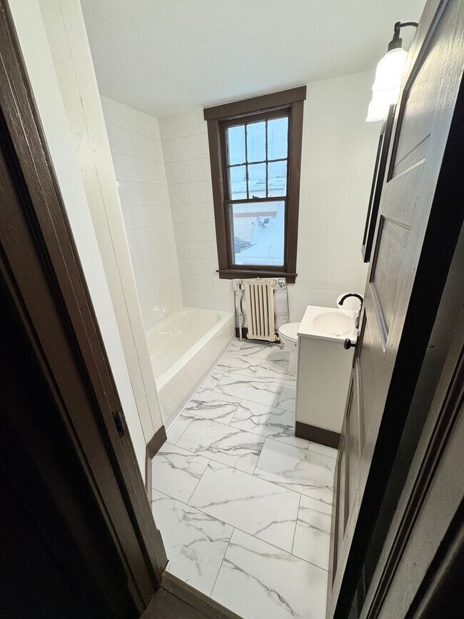 Building Photo - 1021 Charles Ave