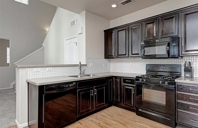 Building Photo - 9420 Loggia St