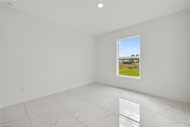 Building Photo - 1108 Eauclaire St E