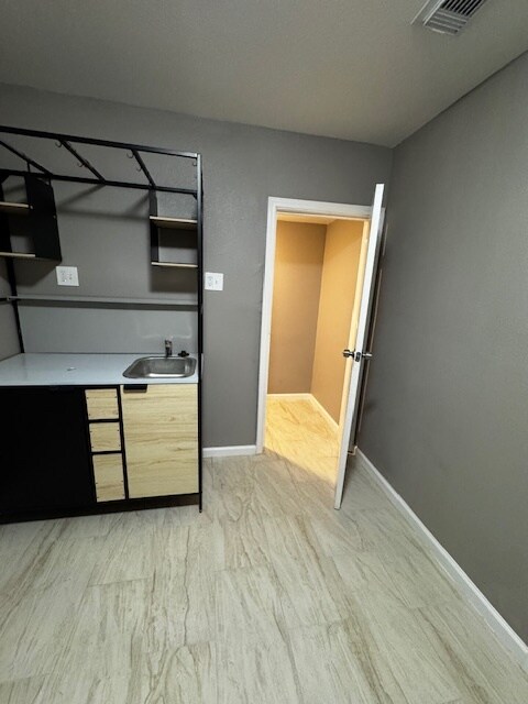 Kitchen Cabs & Pantry - 1510 E Hattie St