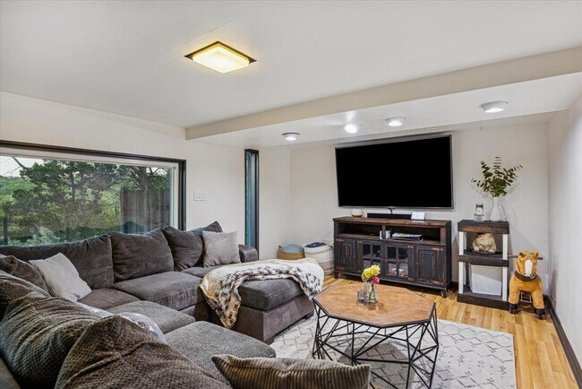 Building Photo - 6407 Lynn Ln