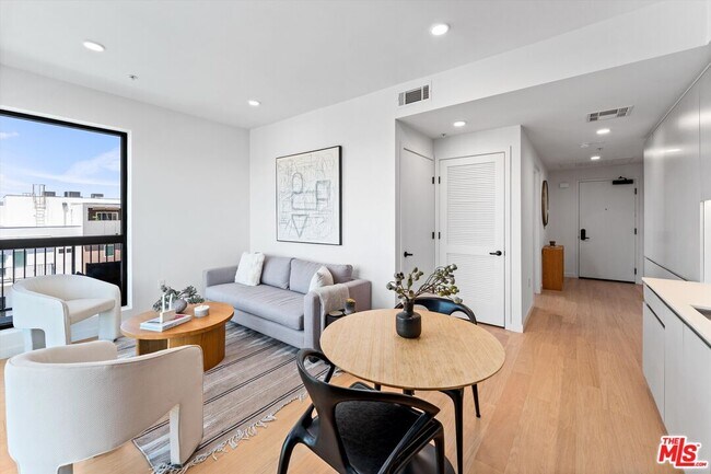 Building Photo - 904 S New Hampshire Ave