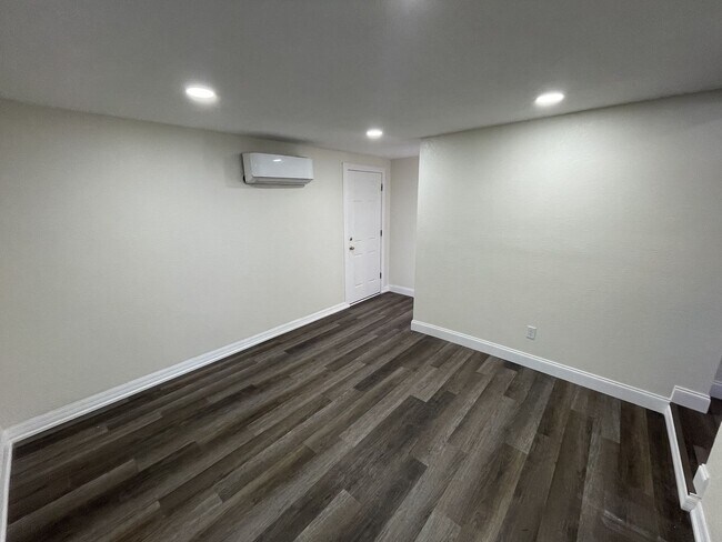 Building Photo - 617 Lakehurst St
