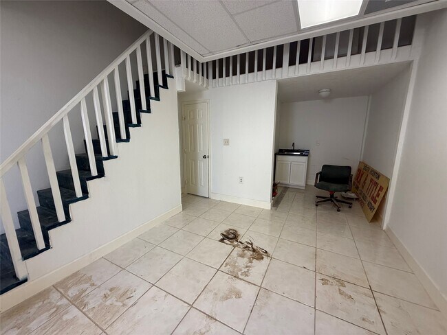 Building Photo - 5914 Cullen Blvd