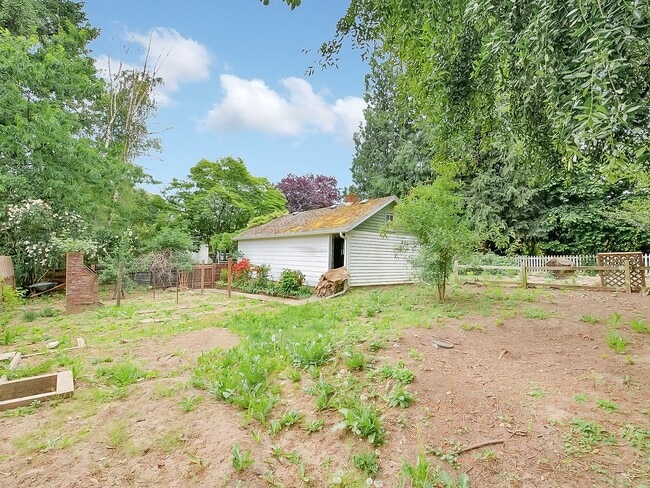 Building Photo - Amazing vintage 2-bdrm/2-bath Cully home—Giant garden, detached art studio, great location