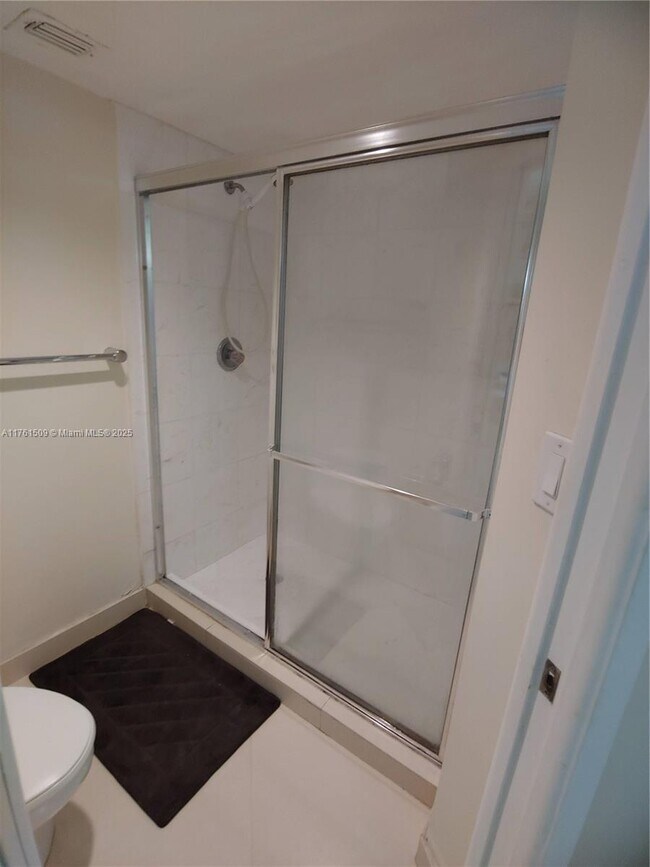 Building Photo - 19101 NE 36th Pl