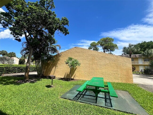 Building Photo - 5186 NE 6th Ave