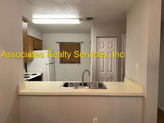 Building Photo - 2 Br/ 2.5 ba, Close to UF & shopping-