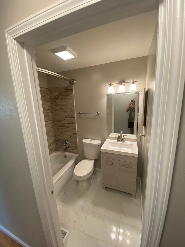 Building Photo - 6120-24 Vermont Ave