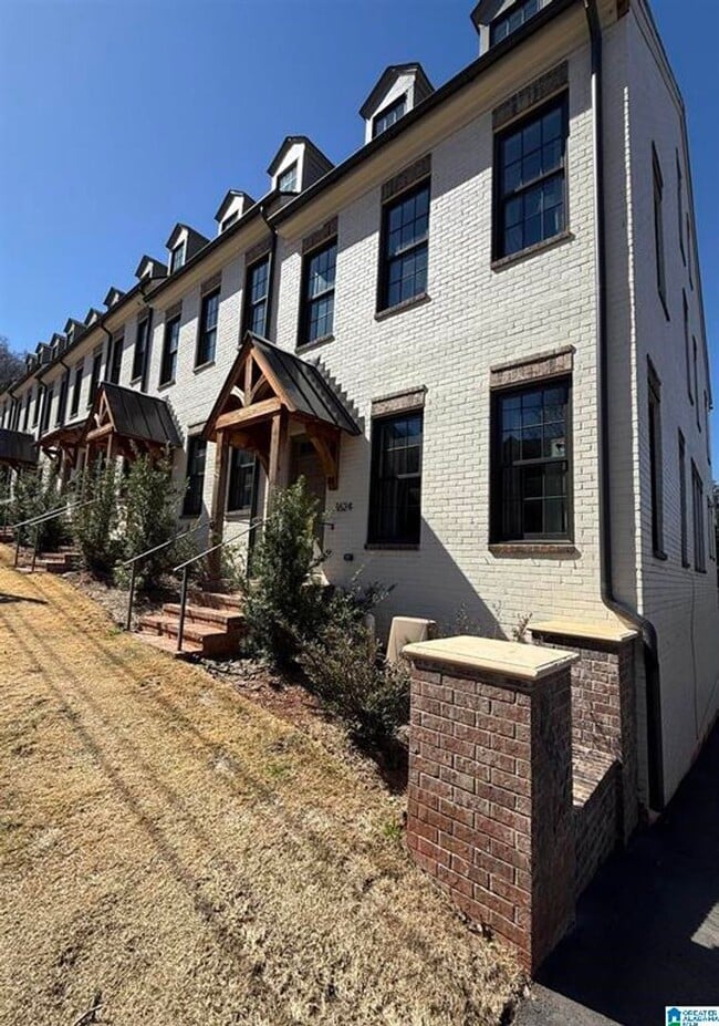 Building Photo - Luxurious 3-Bed Townhouse on Red Mountain