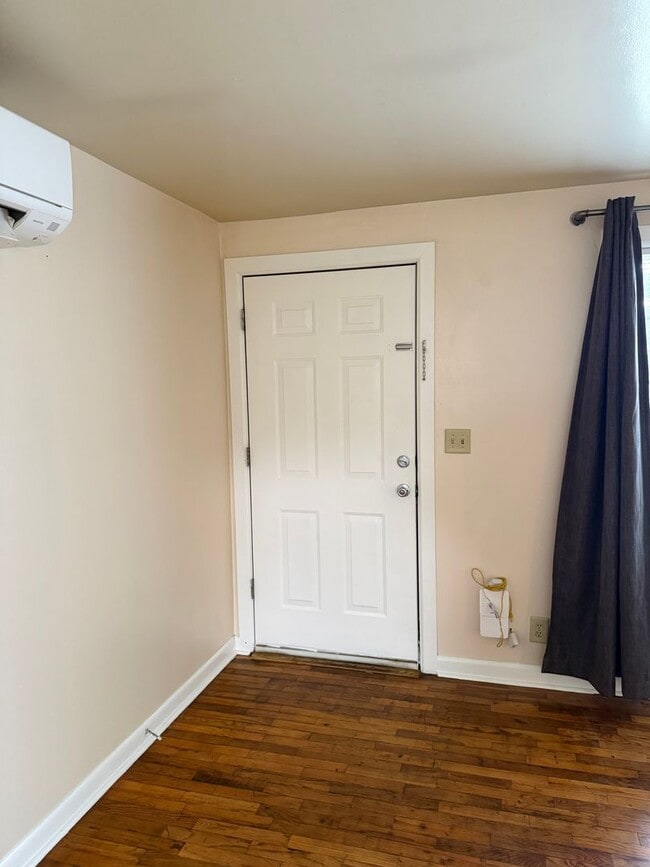 Building Photo - Updated 2 bedroom 1 bathroom house in Springfield!