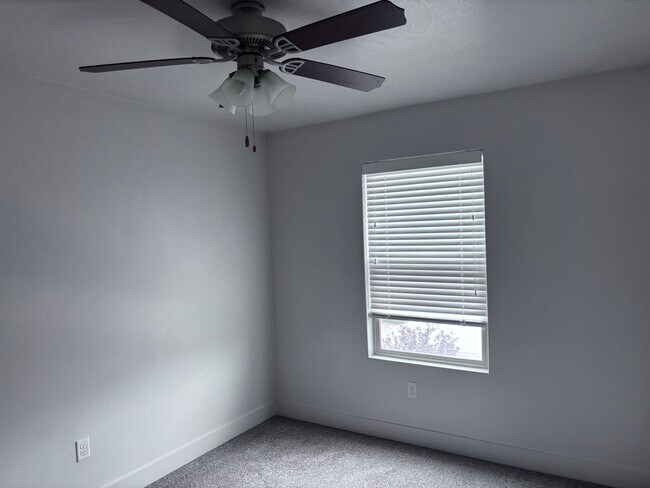 Building Photo - 3 bed / 2.5 bath / 2-car with washer/dryer/fridge 2019 built END UNIT!