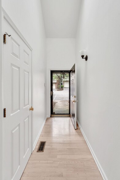 Building Photo - 268 Glenstone Cir