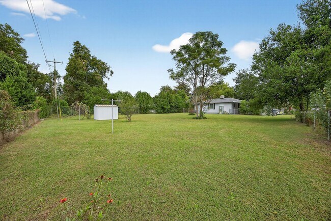 Building Photo - HUGE YARD IN THE HEART OF WECO!