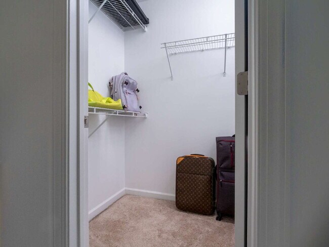 Building Photo - "Exquisite  2-Bed Townhouse with 2.5 Baths in Prime Charlotte Location – 1,531 Sq Ft of Comfort!"