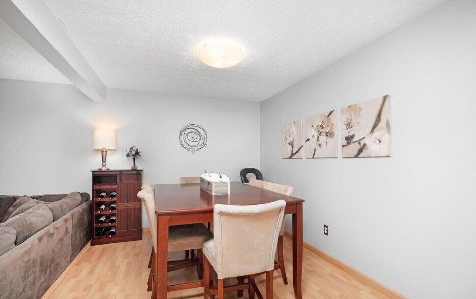 Building Photo - 9454 Fens Holw