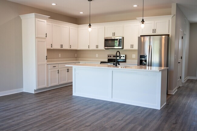 Building Photo - 8452 Oak Shade Cir