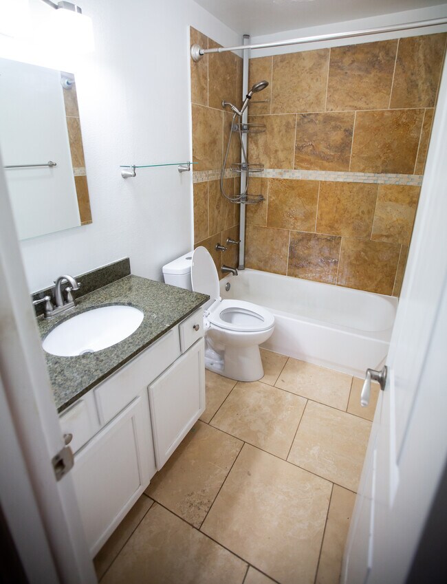 Bathroom - 4029 Wyandot St