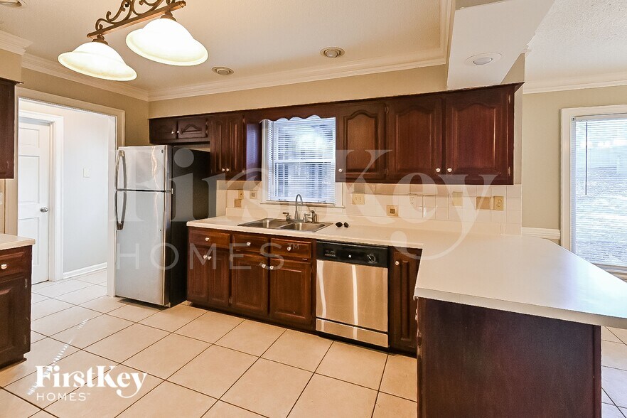 Building Photo - 8661 Beckenham Dr