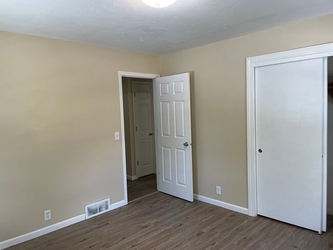 Building Photo - Blondo street