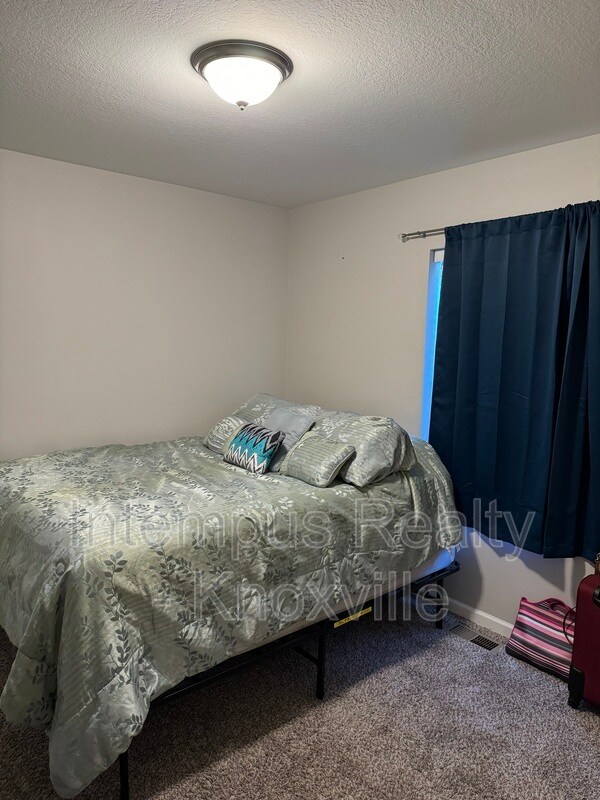 Building Photo - 2419 E Glenwood Ave