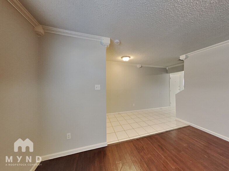 Building Photo - 909 Shady Brook Ln