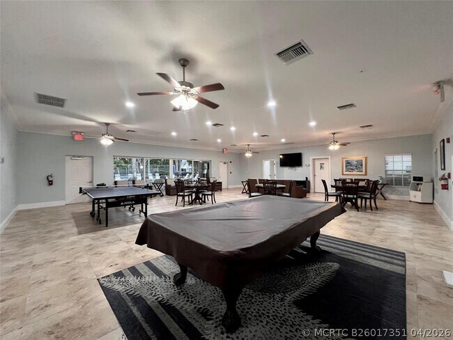 Building Photo - 6475 Bay Club Dr