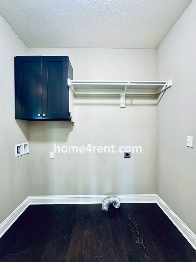 Building Photo - Main Level Primary Bedroom, Updated Kitche...