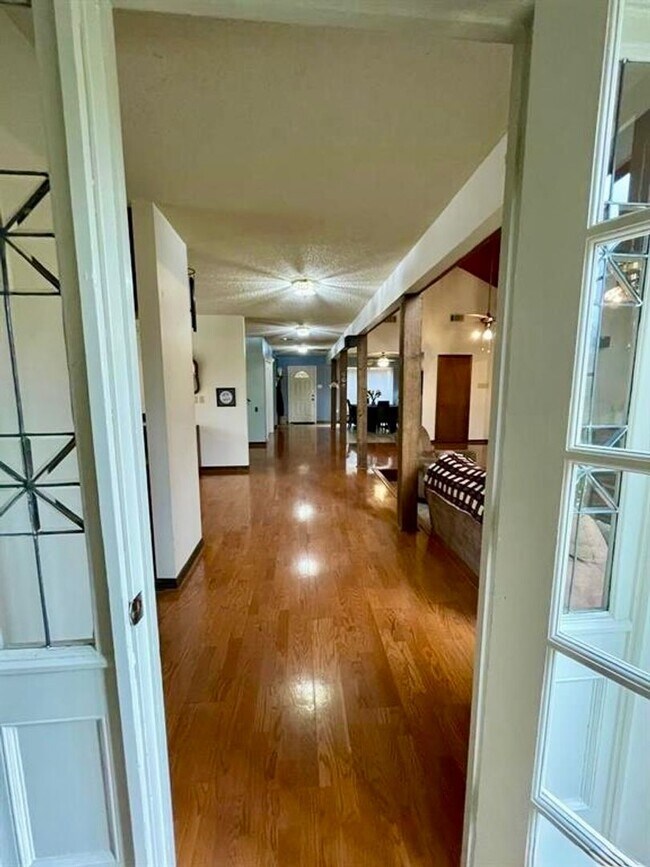 Building Photo - Spacious 3BR/2.5BA Retreat in Briarwood Es...