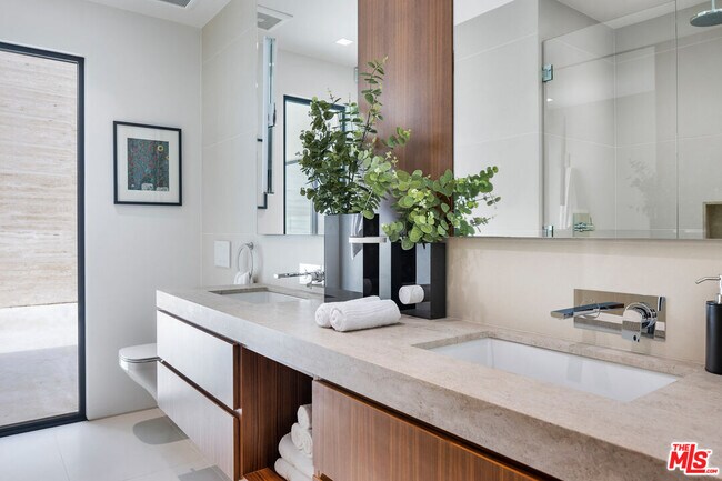 Building Photo - 1731 Summitridge Dr