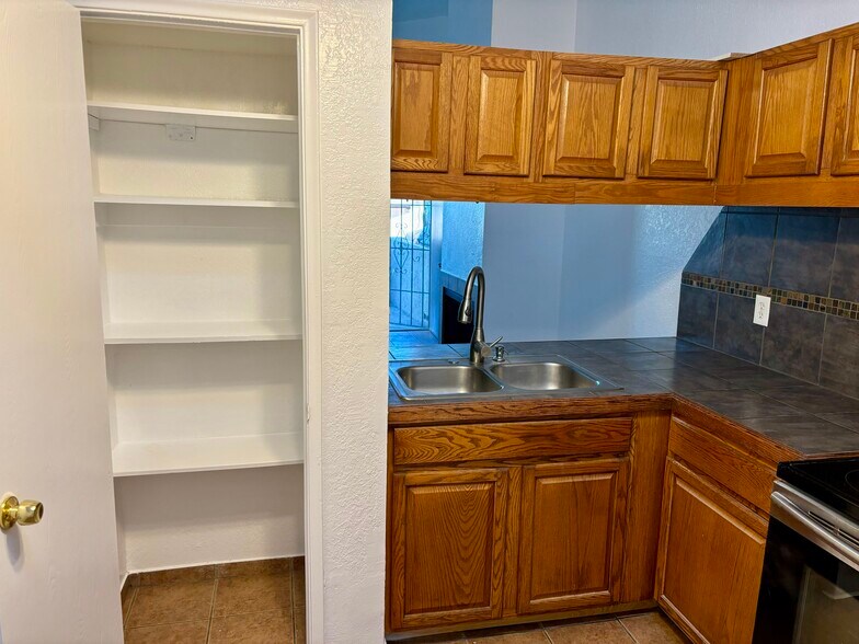 Building Photo - 411 E Thoroughbred St