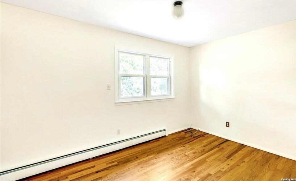 Building Photo - 370 Blue Point Rd