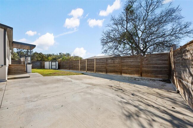 Building Photo - 624 S Old Stagecoach Rd