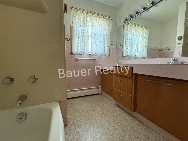 Building Photo - Four Bedroom, New London Schools