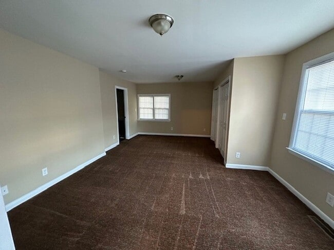 Building Photo - Conveniently located 3 bedroom/2 Bath house