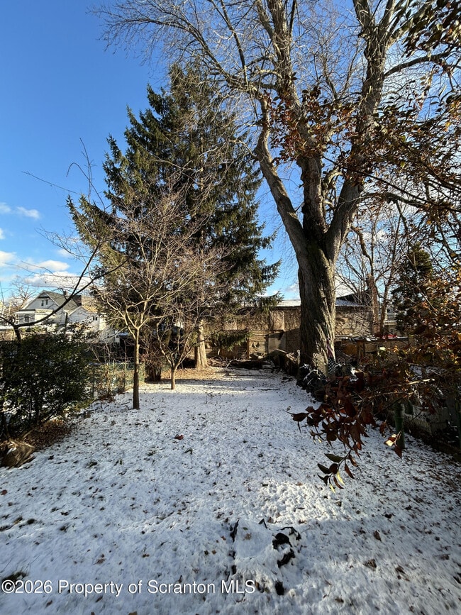 Building Photo - 210 N Bromley Ave