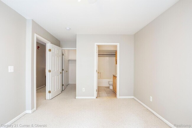 Building Photo - 16944 Farmington Rd