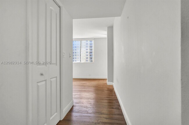 Building Photo - 520 Brickell Key Dr