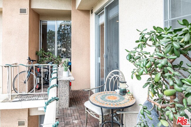 Building Photo - 100 S Doheny Dr