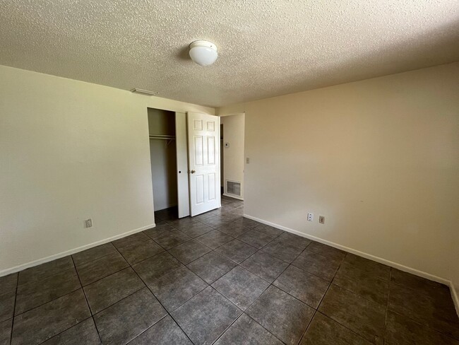 Building Photo - 2 bedroom 1 bath