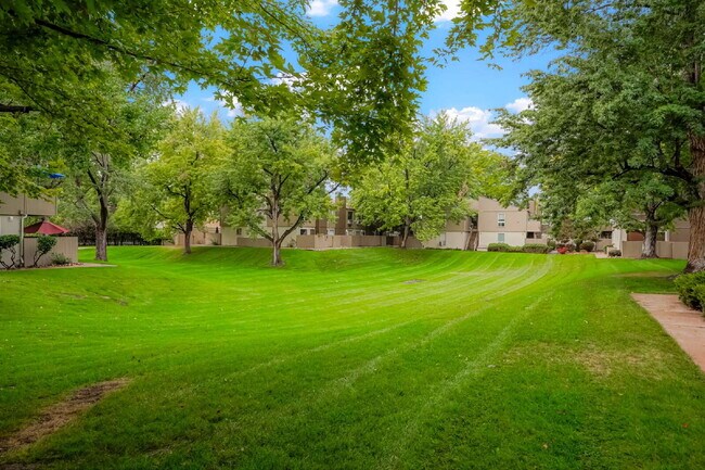 Building Photo - 2-Bed Townhome with Patio - Community Pool