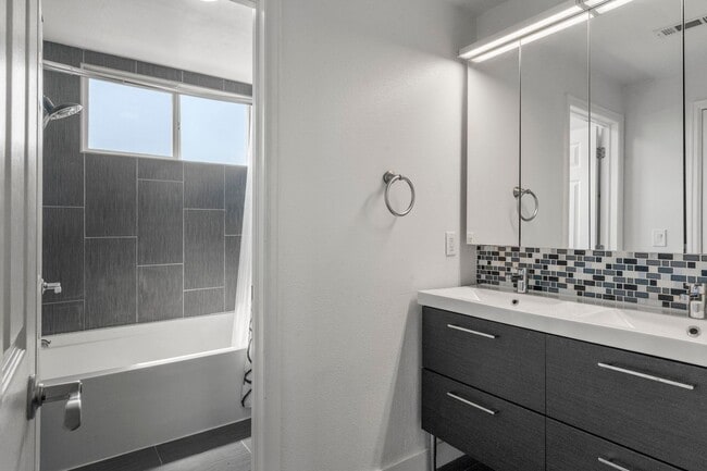 Building Photo - Updated Central Park Condo for Lease