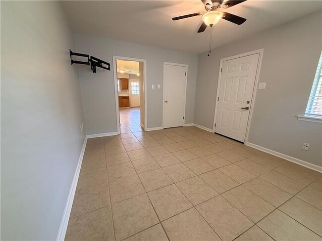 Building Photo - 210 Transcontinental Dr
