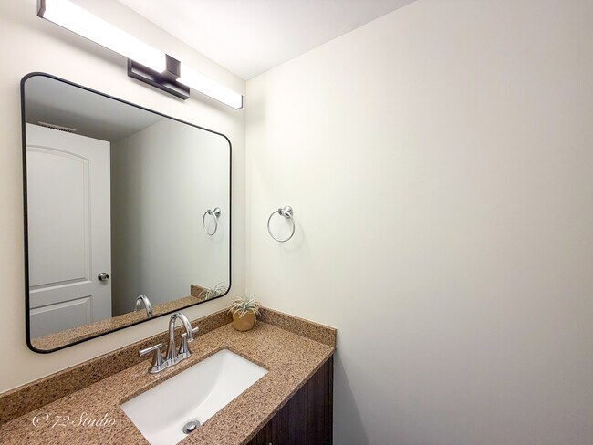 Building Photo - 5 Echo Ct