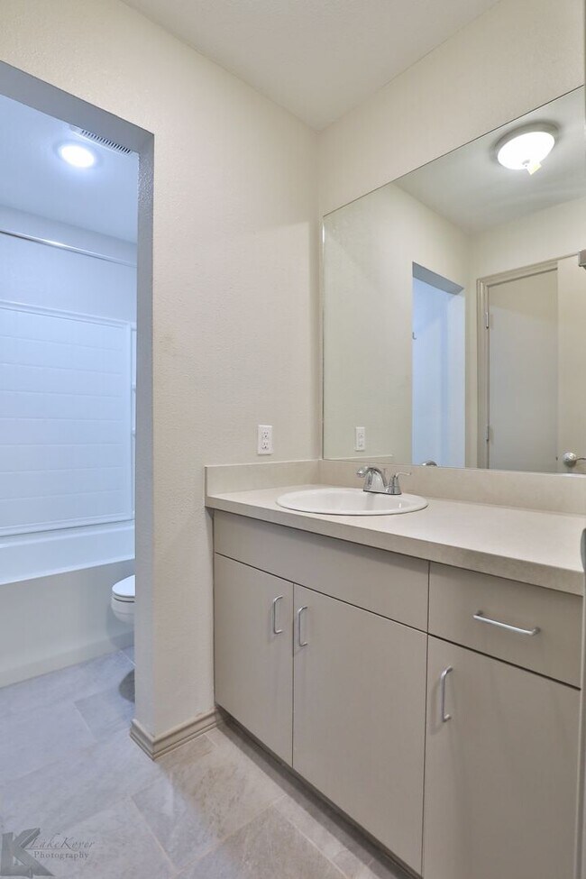 Building Photo - Newly Remodeled South Abilene Apartments!