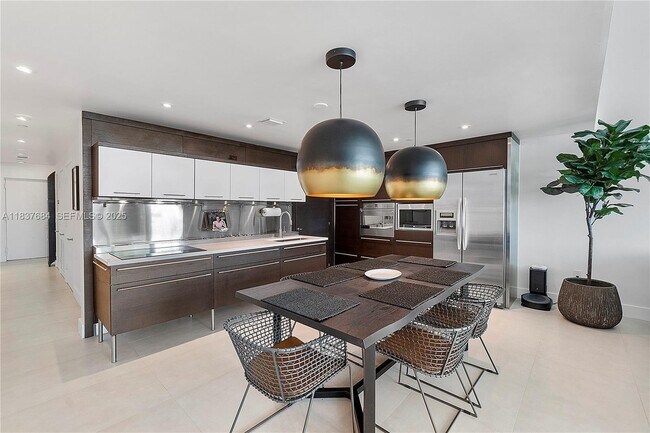 Building Photo - 6000 Collins Ave