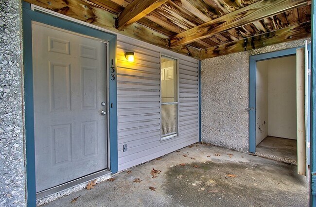 Building Photo - 910 Brett Dr