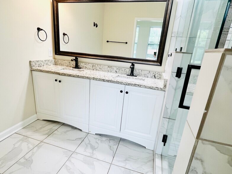 Building Photo - 2270 Miriam Ln